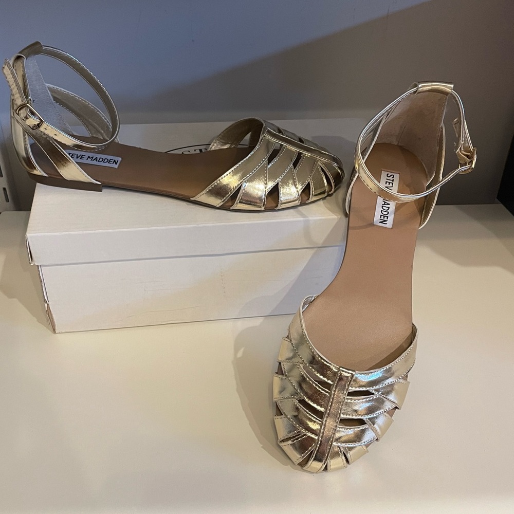 New in box Steve Madden flats
